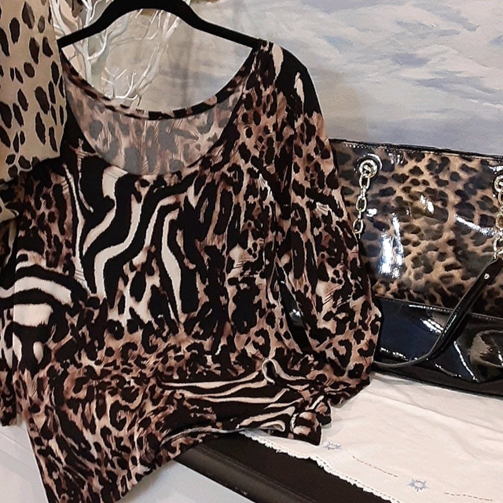 LEL Animal Print Quarter Length  Sleeve Sz M